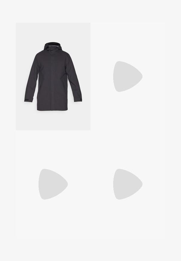 Peak Performance CLOUDBURST COAT - Hardshell striukė - black; Columbia COLUMBIA TECH™ LONG SLEEVE CREW - Ilgarankovis viršutinės dalies drabužis - black; Tamsiai mėlynos sportinės kelnės, pagamintos iš lengvos medžiagos. Turi juodą elastingą juosmens juostą ir siaurėjančio silueto dizainą su minimaliais siūlių akcentais.; Juodas sportinis batelis su tekstūruota viršutine dalimi, raudonais raišteliais ir logotipu. Storas padas su raštuotu protektoriu traukai. Minimalistinis dizainas, šoninis vaizdas.