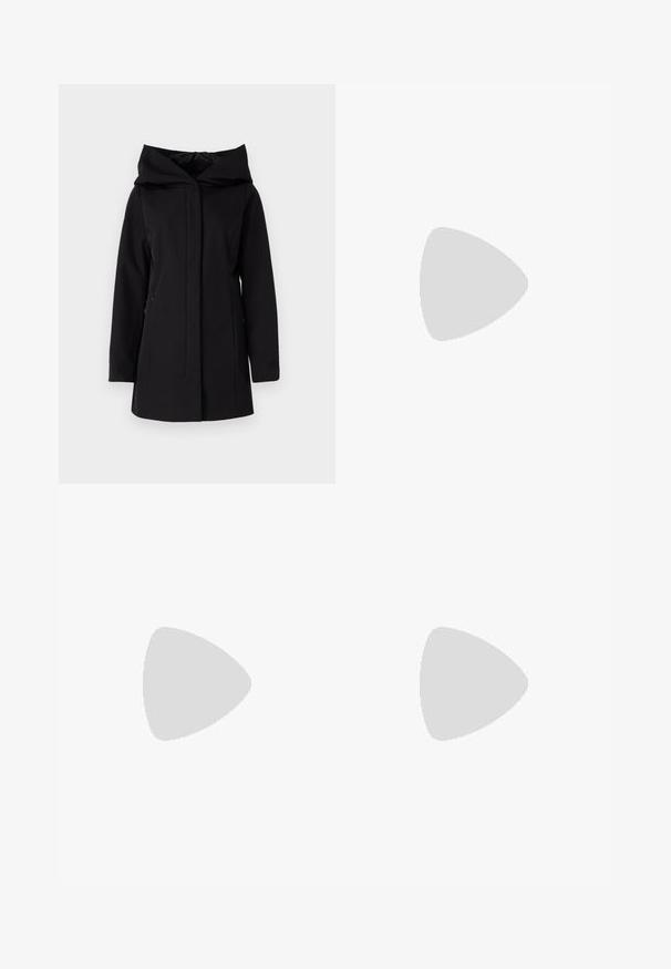 Sort vandtæt frakke med stor hætte, frontlynlås og sidelommer. Har en glat tekstur og et minimalistisk design.; Hvid langærmet turtle-neck top lavet af glat, strækbart stof. Har en høj krave og tætsiddende design, uden synlige mønstre eller udsmykninger.; Lyseblå vidde jeans lavet af denim, med høj talje, fem-lomme design og subtil falmning for et slidt look.; Hvide platform sneakers lavet af glat syntetisk materiale, med en afrundet tå, snørebåndsdesign og en struktureret gummisål. Sorte hæl akcent.