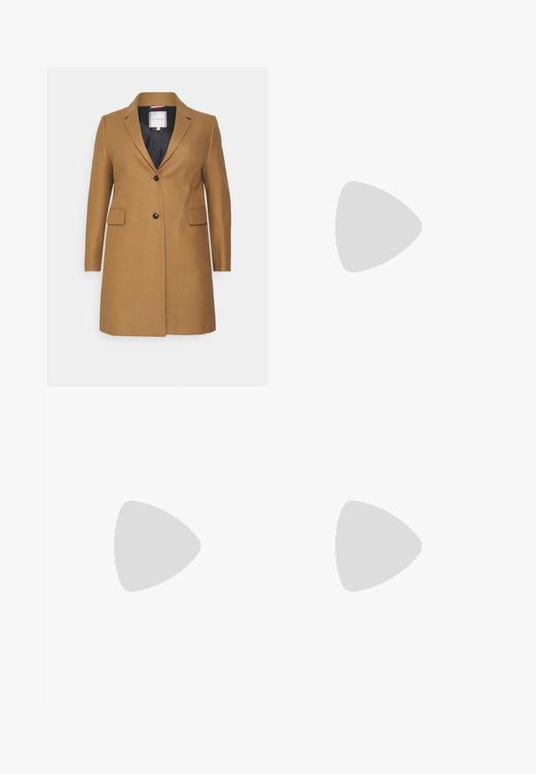 Tommy Hilfiger Curve BLEND COAT - Casaco clássico - countryside khaki; T-shirt de algodão branca com mangas curtas, apresentando um logotipo bordado em azul-marinho "Tommy Hilfiger" na frente. Gola redonda.; Calças brancas de pernas largas feitas de material leve. Apresentam um cós elástico e bolsos laterais, com uma textura lisa e mate.; Botas pretas até ao tornozelo feitas de couro liso, com painéis laterais elásticos, bico quadrado e um salto robusto. Apresenta puxadores amarelos com marca.