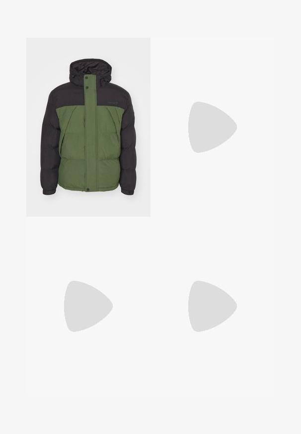 Casaco puffer com parte superior preta e parte inferior verde, feito de tecido texturizado, com capuz e fecho de correr frontal completo.; T-shirt preto de manga longa feito de algodão, com decote redondo e corte reto, apresentando um pequeno detalhe de logo na manga.; Calças cargo em verde oliva, feitas de algodão, com um design de perna larga, pregas e bolsos laterais para utilidade.; Sapatilhas Nike Air Force 1 pretas com parte superior em pele, língua em malha e sola em borracha, apresentando um design de cano alto e atacadores grossos.; Colar de prata com duas correntes em camadas; apresenta um pendente retangular com uma superfície lisa, exibindo um acabamento metálico polido.