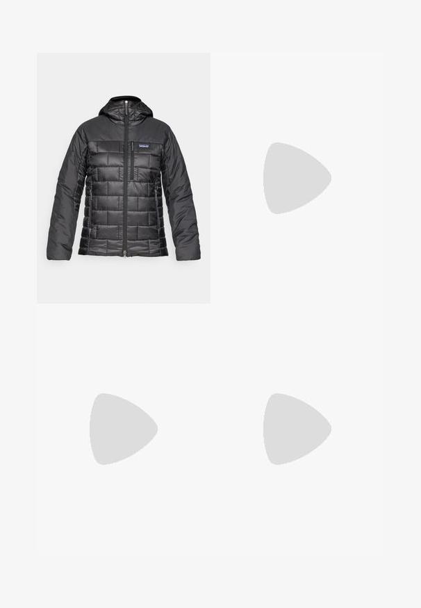 Črna puffer jakna z zadrgo spredaj, kapuco, chevron in kvadratnimi prešita vzorca ter majhno logo na levi strani prsi.; Črna majica z dolgimi rokavi iz bombaža z okroglo izrezom. Ima majhen bel logotip na levem prsnem delu. Enostaven dizajn in prileganje.; Črne najlon hlače z zipom, ki se lahko odstranijo, s prilagodljivimi manšetami, več žepi in logotipom na desni nogi. Gladka, lahka tekstura.; Lahki zeleni pohodniki z mrežnimi in gumijastimi materiali, črn zunanjim delom za oprijem, roza in oranžnimi detajli ter ojačanim prstnim delom.