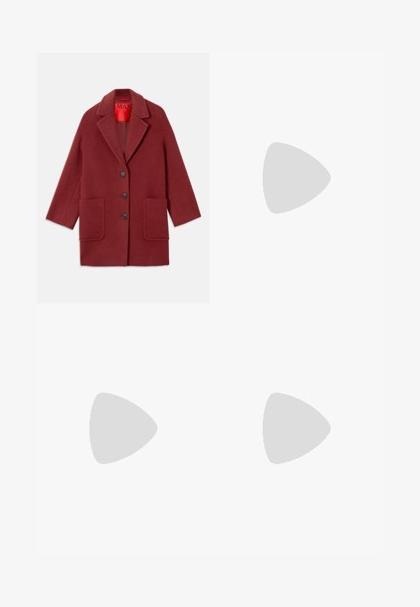 Burgundi színű gyapjú keverék kabát, beszegett gallérral, három fekete gombbal és két elülső zsebbel. Piros béléssel. Laza szabású és térd hosszúságú.; Fekete, vállnélküli ruha, fodros dekoltázzsal, karcsú fazonnal és sima textúrával. Minimalista dizájn, térd hosszúságú, díszítések nélkül.; Fekete, magas derekú, harang szabású nadrág, tartós anyagból készült. Jellemzői közé tartozik öt zseb és fémből készült gombhajtás a derékon.; Magas fekete bőr és szövet csizma, alacsony tömbsarokkal és kerek orral, oldalsó profilban, fehér háttéren.