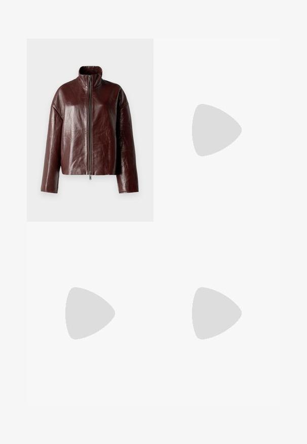 REMAIN BONDED JACKET - Giacca di pelle - deep mahogany; Top corto marrone e peloso con spalline larghe e scollatura rotonda. Tessuto morbido e design semplice senza motivi o decorazioni.; Gonna in denim con design patchwork, sezioni di blu chiaro e medio, orli sfilacciati e vita alta. Stile classico a cinque tasche.; Pantofole da balletto nere in pelle con punta arrotondata, texture liscia, dettagli di cucitura minimi e design con suola flessibile.
