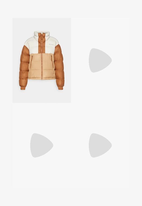 Puffjakke i beige og brune nuancer med høj krave, lynlåslommer og en firkantet design. Har vandret quiltet tekstur.; Sort bomulds T-shirt med rund halsudskæring og korte ærmer. Bemærkelsesværdig hvid logo på øverste venstre side. Glat tekstur, afslappet pasform.; Cargo bukser i olivengrønt stof, med en løs pasform, flere sidelommer og en knaplukning i taljen. Glat tekstur.; Mellemhøj vandrestøvle i sort og olivengrøn, med mesh-overdel, gummisål og teksturerede detaljer samt en bageste pull-tab.; Solbriller med en sort og hvid ramme, store spejllinser i guld- og lyserøde nuancer, aerodynamisk design og en udvidet ydre kant.