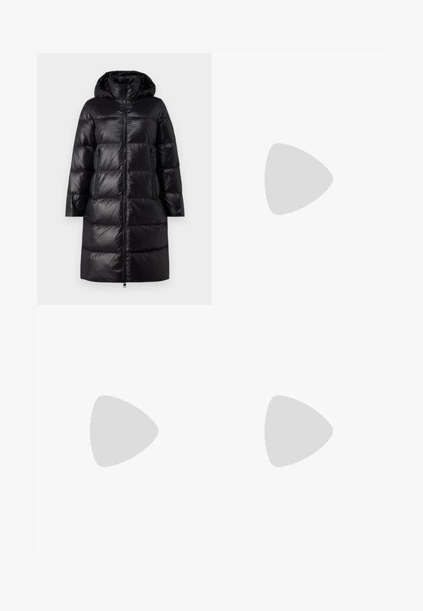 Sort oppustelig jakke med hætte, lynlås og to sidelommer. Fremstillet af skinnende, quiltet materiale med design til knæ længde.; Beige strikket sweater med høj hals, der har et tekstureret kabelmønster og løse ærmer. Lavet af blødt, fluffy garn.; Sorte lige jeans lavet af denim. Har fem lommer, en knap- og lynlåslukning samt diskrete syninger.; Sort læderballetsko med rund tå, glat tekstur, minimal syning og et fleksibelt såldesign.