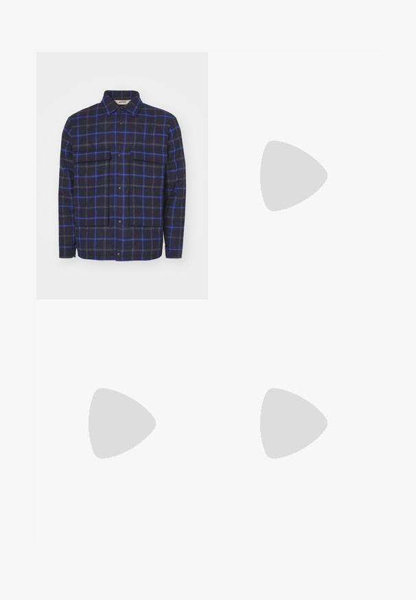 Karirano sako izrađeno od teksturirane tkanine, s tamnoplavom pozadinom i plavim i sivim kvadratima, dva džepa na prsima i kopčama na dugmad.; Filippa K HEAVY CREW NECK TEE - Osnovna majica kratkih rukava - navy; Lagane, nabirane hlače od tamnosive pamučne tkanine s ravnim nogavicama. Imaju zatvaranje s prednjim gumbom i petlje za remen.; Navy plave sačmene niske tenisice s bijelim potplatom, mornarskim vezicama i "Filling Pieces" logotipom u zlatnoj boji sa strane.
