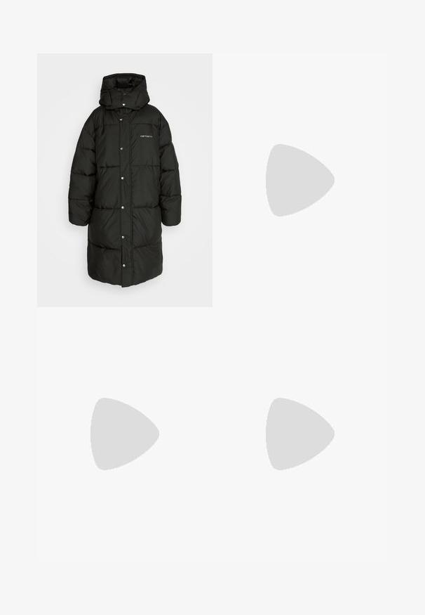 Zwarte pufferjas met een hoge kraag en capuchon, met een knoopsluiting, zijzakken en een doorgestikte textuur. Carhartt-logo zichtbaar.; Zwarte tanktop met een ronde hals, gemaakt van ribbelstof. Heeft brede bandjes en een aansluitende vorm, ontworpen voor een strakke fit.; Zwarte wijde trainingsbroek met een elastische tailleband, voorzien van witte zijkanten en een klein logo op de linker heup. Stevige stoftextuur.; Zwart-witte Nike lage sneakers hebben een glad leren bovenwerk, een ronde neus, vetersluiting en een gestippelde rubberen zool.
