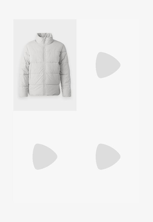 Only & Sons GLOBAL PUFFER   - Vinterjakker - cool grey; Grå bomuldsblanding t-shirt med sort Nike-logo; har en lille Nike-label på sidekanten; enkelt design, korte ærmer.; Beige cargo bukser i et letvægts bomuldsstof. Har elastiske manchetter, flere sidelommer og en knaplukning.; Hvide lædersneakers med perforeringer, rund tå, flad sål og tykke snørebånd, med et synligt swoosh-logo og "AIR" på hælen.
