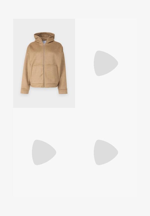 Bež zip-up dukserica izrađena od mekog materijala, sa kapuljačom, prednjim džepovima i širokim manžetama. Jednostavan dizajn sa teksturiranim završetkom.; Bijela pamučna majica s kratkim rukavima, okruglim izrezom i opuštenim krojem. Glatka tekstura, bez uzoraka ili akcenata, minimalistički dizajn.; Crne široke traperice od denima, s visokim strukom, pet džepova i metalnim zatvaranjem s kontrastnim šavovima.; Crne kožne loaferice s zaobljenim vrhom, debelim teksturiranim potplatom i minimalnim detaljima šivanja. Elegantna izrada bez vidljivih vezica ili metalnih elemenata.