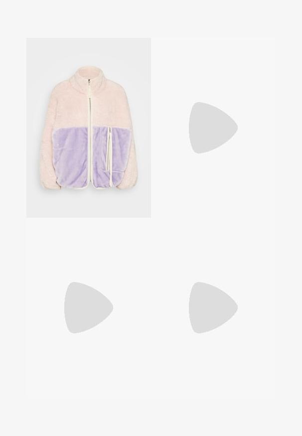 UGG MARLENE JACKET - Giacca invernale - sugar coat / orchid petal; Set di tre camicie a maniche lunghe nei colori blu navy, bianco e grigio chiaro. Ognuna presenta un collo rotondo e una texture di tessuto liscia.; Jeans a gamba larga in denim blu scuro, con design classico a cinque tasche, cuciture visibili e chiusura frontale con bottoni.; Sneaker in pelle nera con punta rotonda, suola in gomma bianca, cinque occhielli per i lacci e un accento grigio sul tallone. Texture liscia su tutta la superficie.