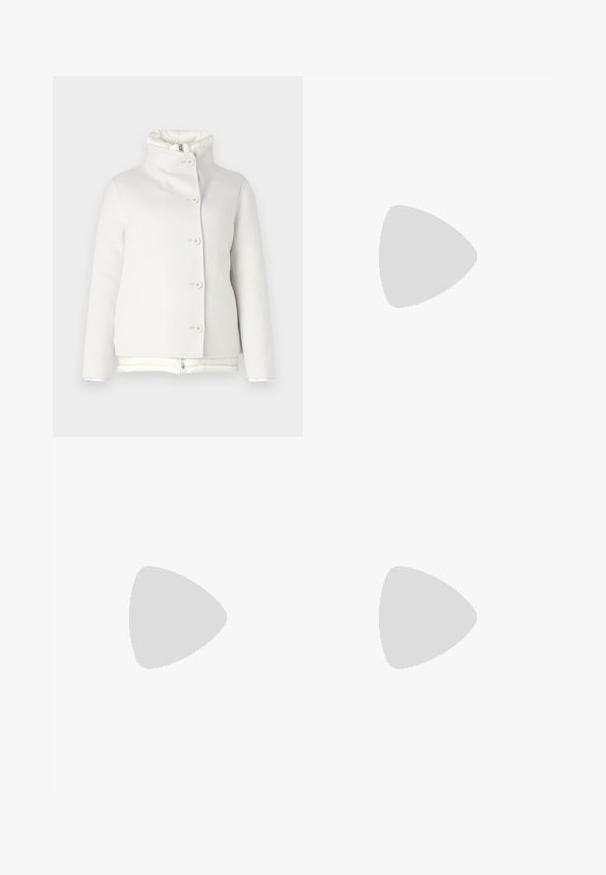 Cappotto bianco abbottonato con colletto alto e foderato in tessuto trapuntato. Texture morbida, taglio dritto, con cinque bottoni sul davanti.; T-shirt bianco a maniche corte con righe orizzontali blu navy, con logo "Tommy Hilfiger" ricamato sul petto. Design classico con collo a giro.; Gonna bianca plissettata con elastico nero in vita che presenta il logo "LACOSTE". Design di lunghezza media con texture morbida.; Sneaker bianchi in pelle con suola spessa bianca, accento in suede nero sul tallone e logo impresso sul lato. Design con lacci e sei fori per i lacci.