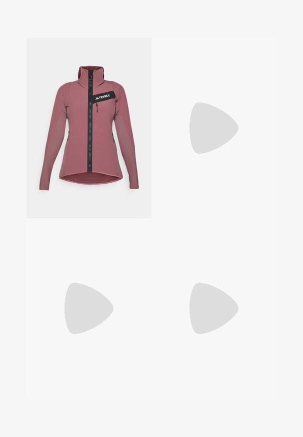 Kurtka Terrex w kolorze mauve, z pełnym zamkiem błyskawicznym z przodu, wysokim kołnierzem, zapinaną na zamek kieszenią na piersi oraz teksturowanymi bocznymi panelami poprawiającymi wentylację.; Czarny T-shirt z krótkim rękawem wykonany z lekkiego materiału. Posiada okrągły dekolt oraz małe, białe logo "TERREX" na piersi.; Czarne lekkie spodnie z elastycznym paskiem w talii. Posiadają subtelne białe logo "TERREX". Gładki materiał i prosty krój nogawek.; Czarno-szary but turystyczny o teksturowanej powierzchni, gumowej podeszwie i trzech wyrazistych szarych paskach po boku; wyposażony w system szybkiego sznurowania.