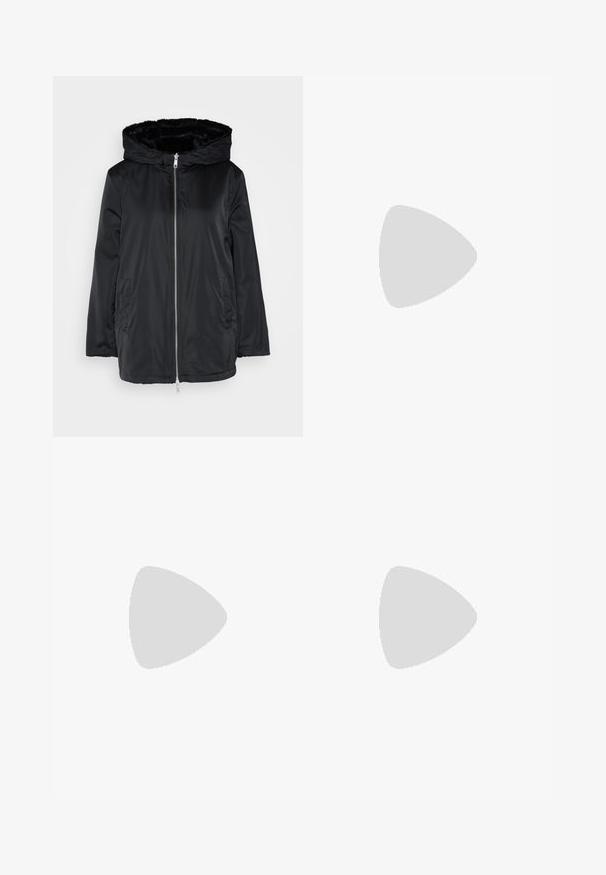 Sort puffede jakke med en pelsforet hætte, lynlås foran, sidelommer og en lidt løs pasform. Fremstillet af glat og glinsende materiale.; Even&Odd Petite 2 PACK - Top - light grey/black; ONLY Petite ONLMADISON BLUSH WIDE - Wide leg - dark blue denim; Sorte ankelstøvler med en blank finish, firkantet tå og en tyk blokhæl. Designet har en strømlinet silhuet og minimal branding.; Sølvmetalløreringe med en børstet tekstur, der har et cirkulært design og en klar post til sikker bæring.