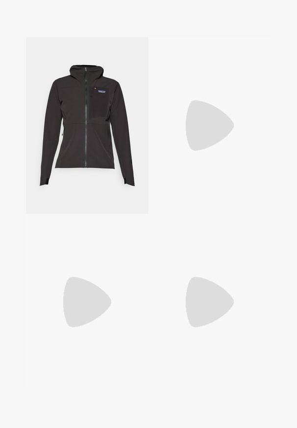 Giacca nera con cappuccio realizzata in tessuto testurizzato, dotata di una zip frontale, tasca sul petto e polsini regolabili per una vestibilità sicura.; Pullover di pile beige con mezza zip, colletto alto e maniche lunghe. Presenta un piccolo logo a patch sul lato sinistro del petto. Texture morbida.; Leggings neri con vita alta, cordino, texture liscia e design aderente. Presentano dettagli di cucitura lungo i lati.; Stivale da trekking nero con design a metà altezza, dotato di una tomaia texturizzata, accenti grigi e suola in gomma resistente con tasselli per la trazione.