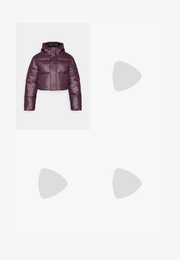 Giacca imbottita cropped di colore viola scuro, con una texture lucida, cappuccio e sezioni trapuntate orizzontali. Design semplice per la chiusura frontale.; Top nero senza maniche con sottili spalline e un design incrociato sul retro. Realizzato in materiale morbido ed elastico con una silhouette aderente.; Leggings neri realizzati in tessuto elasticizzato, con vita alta, texture liscia e una vestibilità aderente. Nessun motivo visibile o accessori.; Scarpa sportiva grigio chiaro con tomaia in maglia testurizzata, dettagli verde menta, lacci bianchi, suola in gomma e linguetta sul tallone.