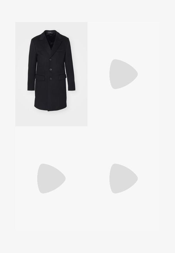 Cappotto di lana nera con rever a punta, design monopetto, cinque bottoni, due tasche anteriori e foderatura interna liscia.; T-shirt in cotone nero con collo rotondo, maniche corte e stampa bianca del logo sul lato sinistro del petto. Design semplice e monocromatico.; Pantaloni neri in tessuto liscio, con design a gamba dritta, piega frontale e passanti per cintura in vita. Nessun motivo o accento visibile.; Mocassini in pelle nera con una suola in gomma testurizzata bassa e un design cucito sulla parte superiore. Presentano un punta arrotondata e decorazioni minime.