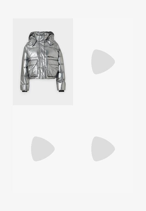 Sølv pufferjakke med en glanset finish, kortet design, store frontlommer, høy krage og svarte detaljer på ermene.; Svart bomull T-skjorte med korte ermer, med en hvit "KARL LAGERFELD" logo over brystet og en rund hals med kontrastkant.; Svart-hvite tapered bukser med smal passform og kontrasterende paneler. Stoffet har en glatt tekstur; midjebåndet er flatt og tettsittende.; Sølv slingback hæler med spiss tå, med en jevn metallisk finish, en slank hæl og dekorative stroppdetaljer.; Svart- og hvitstripet håndveske med en strukturert form, som har et topphåndtak, en avtakbar kjedestropp, og metallisk logo-akcent.