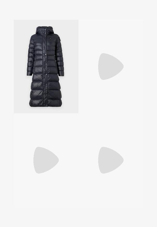 Blauer ANITA - Dūnu mētelis - blu; Balts īsajiem piedurknēm T-krekls ar tumši zilu horizontālu svītru, ar izšūtu "Tommy Hilfiger" logo uz krūtīm. Klasisks apaļais kakla dizains.; Gari plānas baltas svārku ar melnu elastīgu jostu, uz kuras redzams "LACOSTE" logo. Vidēja garuma dizains ar mīkstu tekstūru.; Baltas ādas sporta apavi ar biezu balto zoli, melna zamša uzpura un izspiestais logotips sānos. Šņorējuma dizains ar sešiem acu caurumiem.