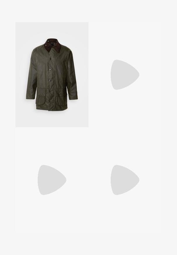 Barbour BEAUFORT - Rövid kabát - archive olive; Fehér pamut póló kerek nyakkivágással és rövid ujjakkal. A dizájn egyszerű, minta és díszítés nélkül.; Rövid ujjú, sötétbarna, texturált anyagból készült ing. Gombos elülső része van, valamint két mellzsebe. Hétköznapi dizájn, laza szabású.; Barna, redőzött nadrág, széles lábakkal, gombos záródással és oldalsó zsebekkel, struktúrált anyagból, amely alkalmas hétköznapi viseletre.; Fekete velúr sportcipő fehér csíkokkal, bézs gumitalppal és arany "Gazelle" logóval. Klasszikus alacsony felső kialakítás, texturált felsőrészzel.