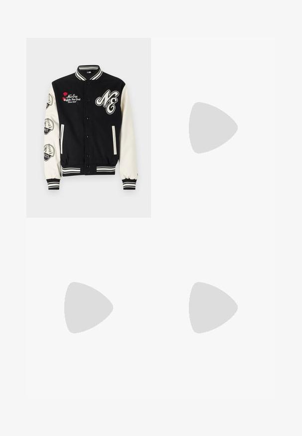 New Era PATCH VARSITY - Geacă bomber - black; Tricou alb din bumbac cu mâneci scurte, decolteu rotund, croială lejeră și fără logo-uri sau modele vizibile. Textură netedă și design minimalist.; Pantaloni de jogger negri dintr-o țesătură moale, cu talie elastică și șnur, mansete ribbate și un mic logo pe coapsa stângă.; Adidași albaștri din piele cu perforații, vârf rotund, talpă plată și șireturi groase, cu un logo swoosh vizibil și cu inscripția "AIR" pe toc.