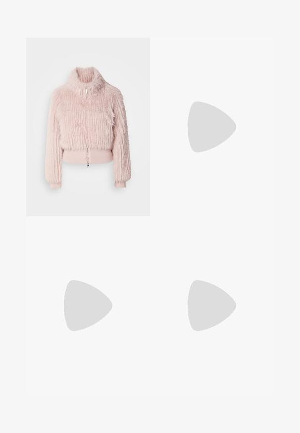 Giacca cropped in finta pelliccia rosa con colletto alto, dettagli a costine sui polsini e zip frontale. Superficie testurizzata con strisce verticali.; Maglietta nera a maniche corte in cotone morbido, con scollo rotondo e una texture liscia e uniforme, caratterizzata da un design minimale.; Jeans ampi di colore blu chiaro realizzati in denim, con vita alta, chiusura a bottoni e orlo sfilacciato. Cuciture e tasche visibili.; Stivali neri in pelle fino alla caviglia con punta affilata e tacco a blocco, abbinati a pantaloni argentati lucidi, che mostrano texture eleganti e colori a contrasto.