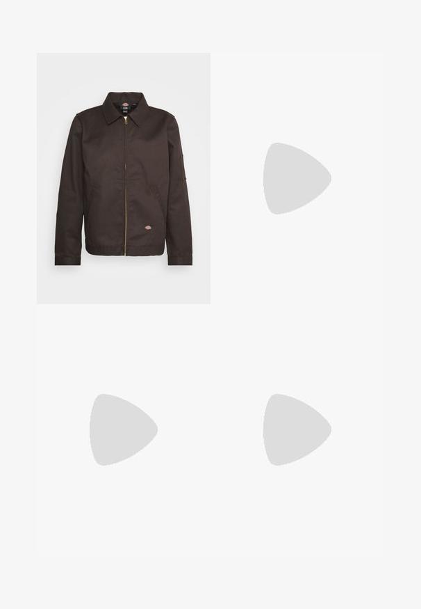 Rudas užtrauktukas striukė su apykakle, šoninėmis kišenėmis ir mažu logotipo užrašu. Pagaminta iš tvirto audinio, turi ilgus rankoves.; Šešios baltos medvilninės marškinėliai su trumpomis rankovėmis ir apvaliais iškirpimais, išdėstyti vienoje eilėje, turintys lygią tekstūrą ir be matomų raštų.; Tamsiai mėlynos džinsinės kelnės su plačiais džinsais, penkių kišenių dizainas ir mygtuko uždarymas. Įtraukti vario spalvos elementai ir subtili tekstūra.; Juodas lygus odinis kulkšninis batas su žemu kulnu ir apvalia nosimi, rodomas iš šono ant balto fono.