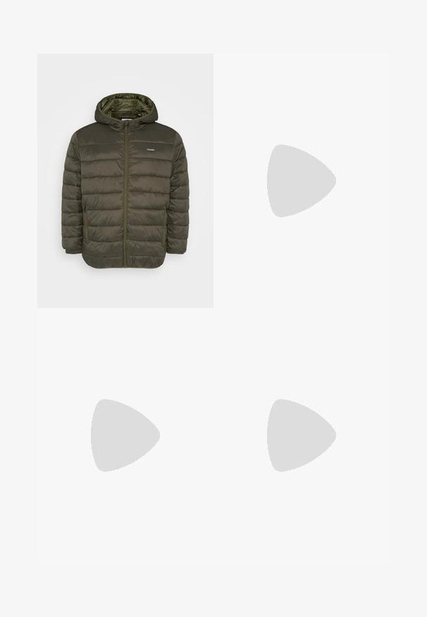 Olivgrön puffjacka med huva, med dragkedja framtill, horisontellt sydd mönster och två sidofickor. Slät, lättviktsmaterial.; Två polo t-shirts: en marinblå och en vit, båda med en liten röd, vit och blå detalj på bröstfickan och kragen.; Mörkblå denimjeans med smal passform, subtilt blekning, fem fickor och metallknappstängning. Sömnadsdetaljer i kontrasterande färg.; Vita sportskor tillverkade av syntetiskt material. Har en slät yta, rund tå, snörningsdesign och randiga detaljer på sidorna.