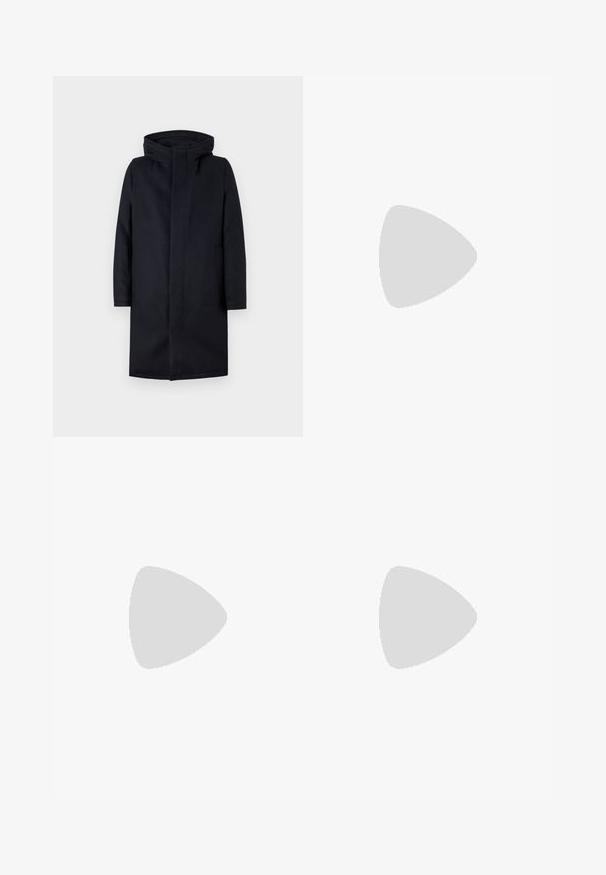 Cappotto invernale lungo nero con cappuccio, chiusura frontale nascosta, maniche lunghe e tasche laterali su uno sfondo chiaro e semplice.; Camicia bianca in cotone a maniche lunghe con scollatura rotonda, spacchi laterali in fondo e una texture liscia, mostrata da dietro.; Jeans in denim blu chiaro con design a gamba dritta, cinque tasche, chiusura con bottone, leggero sbiadimento e dettagli di cucitura a contrasto.; I mocassini in pelle nera presentano una cucitura sollevata, due fasce decorative sulla parte superiore e una suola spessa e texture per una maggiore aderenza.