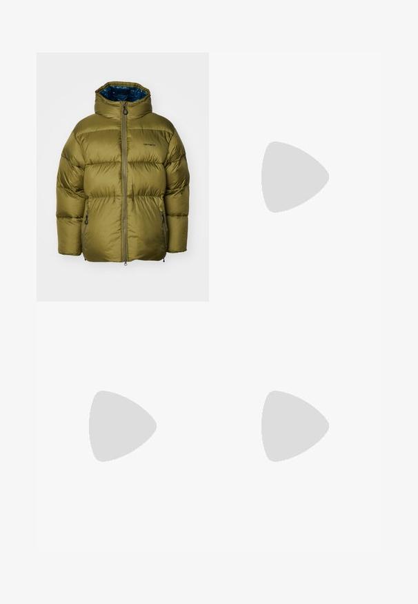 Olivově zelená péřová bunda s vysokým límcem, zapínáním na zip a dvěma bočními kapsami. Disponuje hladkým povrchem a prošívaným designem.; Černé bavlněné tričko Nike s klasickým kulatým výstřihem, krátkými rukávy a decentně vyraženým logem na hrudi. Hladký povrch.; Hnědé široké kalhoty vyrobené z bavlny s předním zapínáním na knoflík, poutky na pásek a hladkým matným povrchem.; Černé sportovní boty s texturovanou tkaninou a gumovou podrážkou, s elastickými tkaničkami a modrým akcentem na patě. Nosí se s světlými džíny.