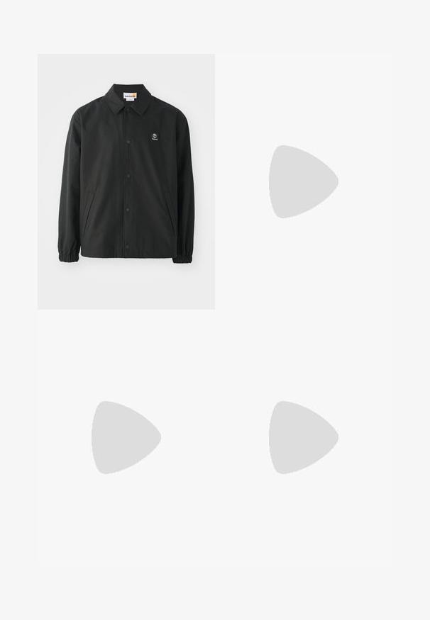 Timberland BADGE COACH JACKET - Vasaras jaka - black; Nike melns kokvilnas T-krekls ar klasisku piegriezumu, īsām piedurknēm un smalku, reljefu logotipu uz krūškurvja. Gluda tekstūra.; Melnas sporta bikses, kas izgatavotas no mīksta auduma, ar elastīgu jostu, auklu un mazu Nike logo uz kreisā augšstilba.; Melni sporta apavi ar strukturētu audumu un gumijas zoli, ar elastīgām auklām un zilu akcentu uz papēža. Nēsāti ar gaišām džinsu biksēm.