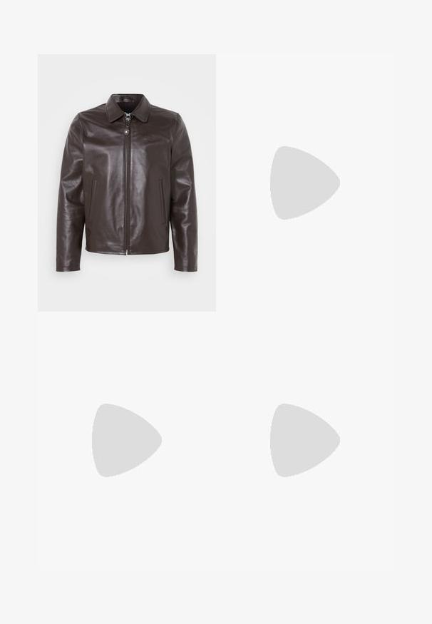 Veste en cuir marron avec un col, fermeture éclair à l'avant et poches latérales. Texture lisse avec un branding subtil sur la poitrine.; Pull à col roulé noir en matériau doux, avec des manches longues et une coupe ajustée. Finition côtelée au bas et aux poignets. Design simple.; Pantalon gris clair sur mesure en tissu texturé, avec une seule poche arrière et des coutures nettes.; Chaussure noire en cuir à lacets avec un embout arrondi, texture lisse, piqures minimales et un petit talon en caoutchouc. Logo sur le talon.