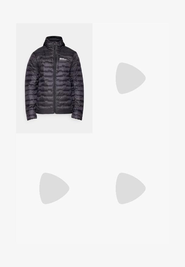 Doudoune noire avec un col montant, dotée d'une fermeture éclair avant intégrale et d'un design matelassé. Logo brodé sur la poitrine gauche. Texture lisse.; T-shirt noir à manches courtes en coton, avec un col rond et un petit logo blanc sur le côté supérieur gauche de la poitrine.; Pantalon de sport noir en tissu léger, avec une taille à cordon, des poches latérales et des chevilles resserrées.; Chaussure de trail running noire avec une tige texturée, semelle en caoutchouc et bout renforcé. Présente un col rembourré et une tirette pour un enfilage facile.