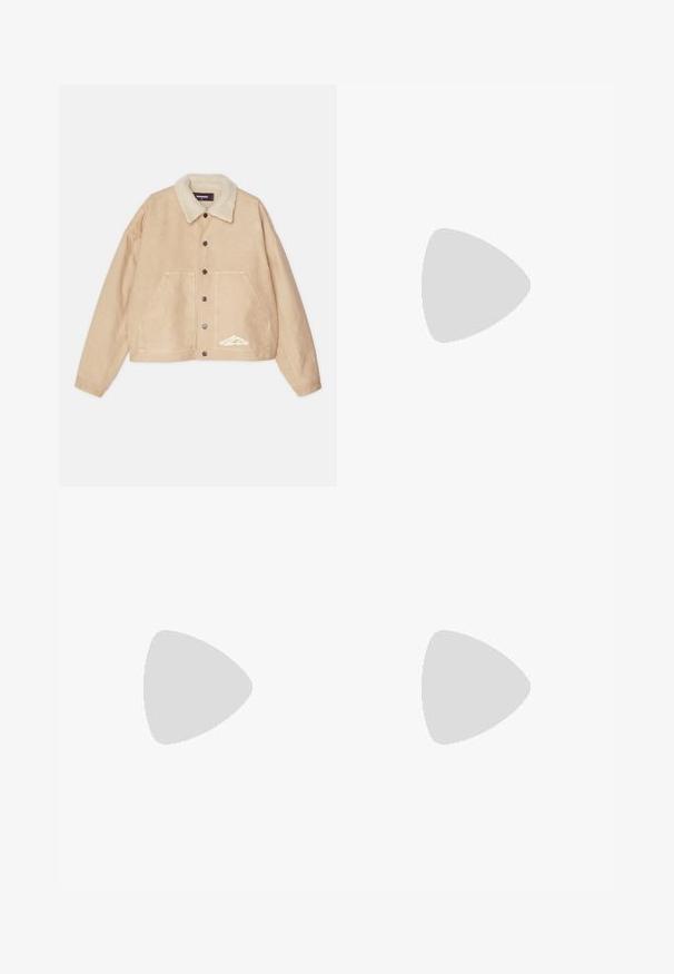 Beige cropped jakke med en shearlingkrave, frontknapper, to store lommer og hvidt brandingdetalje i nederste venstre hjørne.; Hvid bomulds ærmeløs tanktop med rund halsudskæring, der har en glat tekstur og en tætsiddende pasform, designet til casual brug.; Brune sweatpants med elastisk talje, justerbar snøre, to sidelommer med lynlås og cargo-stil detaljer med bånd.; Sorte læder loafers med en rund tå, der har guld hardware accent og syningsdetaljer, placeret på en lav, tekstureret gummisål.