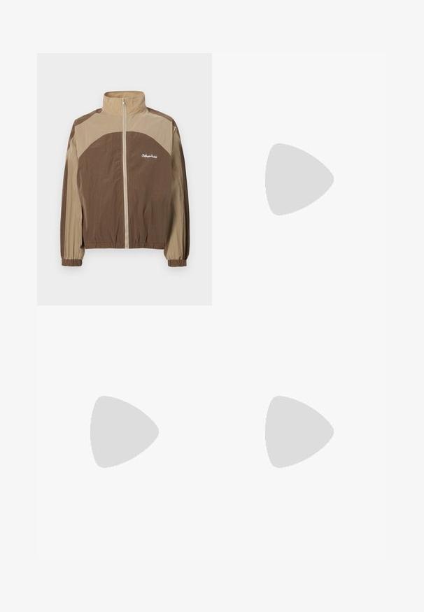 Brun och beige zip-up jacka med hög krage, texturerad tyg, elastiska muddar och en logotyp på vänster bröstområde.; Svart kortärmad oversized T-shirt med rund halsringning och synlig Filippa K-märkesetikett inuti kragen.; Marinblå, skräddarsydda byxor med rak ben-design, med veck framtill, knappstängning och inga synliga fickor. Slät tygstruktur.; Vita sneakers med en texturerad läderfinish, rund tå och svart häldetalj. Gummisul med litet mönster och sydd detalj.