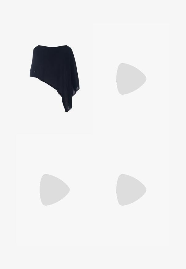 Poncho nero trasparente con un design asimmetrico, texture leggera e un piccolo logo decorativo. Adatto per essere indossato a strati sopra vari outfit.; T-shirt bianco in cotone con scollatura rotonda, maniche a cappuccio e design aderente. Tessuto liscio senza motivi o decorazioni.; Pantaloni sportivi neri con motivo a stampa leopardata, caratterizzati da un design a tre strisce bianche e un logo di un marchio sportivo sul lato.; Scarpe sportive con tomaia in pelle bianca, punta in suede grigia e tre strisce nere. Presentano un logo blu sulla linguetta e una suola in gomma testurizzata.