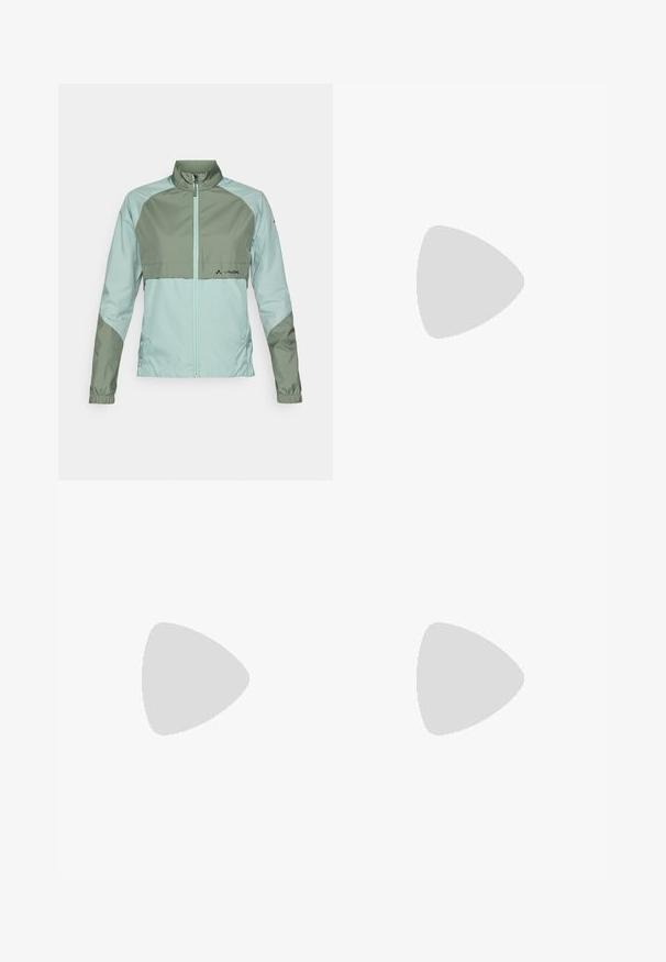 Ελαφρύ μπουφάν με σχεδίαση σε δύο τόνους σε μέντα και ελαιόλαδο, με φερμουάρ, ψηλό γιακά και ελαστικές μανσέτες.; Μακρυμάνικο σκούρο γκρι πουκάμισο με γραφικό κόκκινων δέντρων και βουνών; το λογότυπο "COLUMBIA" σε έντονο λευκό κείμενο. Μαλακό ύφασμα, τυπικός στρογγυλός λαιμός.; Ναυτικού χρώματος παντελόνι από λείο ύφασμα, με κλείσιμο μπροστά με κουμπί, σε εφαρμοστό σχέδιο και πτυχώσεις στα γόνατα.; Columbia PEAKFREAK - Παπούτσια πεζοπορίας - black