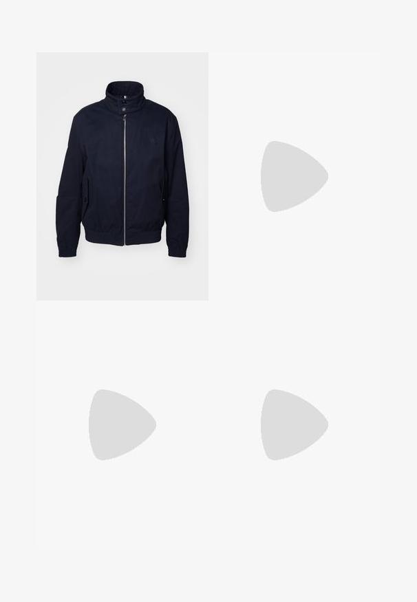 Ναυτικό μπλε φούτερ με φερμουάρ φτιαγμένο από ανθεκτικό ύφασμα. Διαθέτει υψηλό γιακά, δύο μπροστινές τσέπες και ελαστική μέση. Διακριτικό λογότυπο στο �στήθος.; Μαύρο πουλόβερ σταυρωτό λαιμό, φτιαγμένο από μαλακό υλικό, με μακριά μανίκια και εφαρμοστή γραμμή. Ριγωτή λεπτομέρεια στο τελείωμα και στους καρπούς. Απλός σχεδιασμός.; Μαύρα στενά τζιν παντελόνια με πέντε τσέπες και κλείσιμο με κουμπί, απλωμένα σε λευκό φόντο.; Μαύρο δερμάτινο παπούτσι με κορδόνια, με στρογγυλή μύτη, λεία υφή, ελάχιστη ραφή και χαμηλή καουτσούκ σόλα. Λογότυπο στη σόλα.