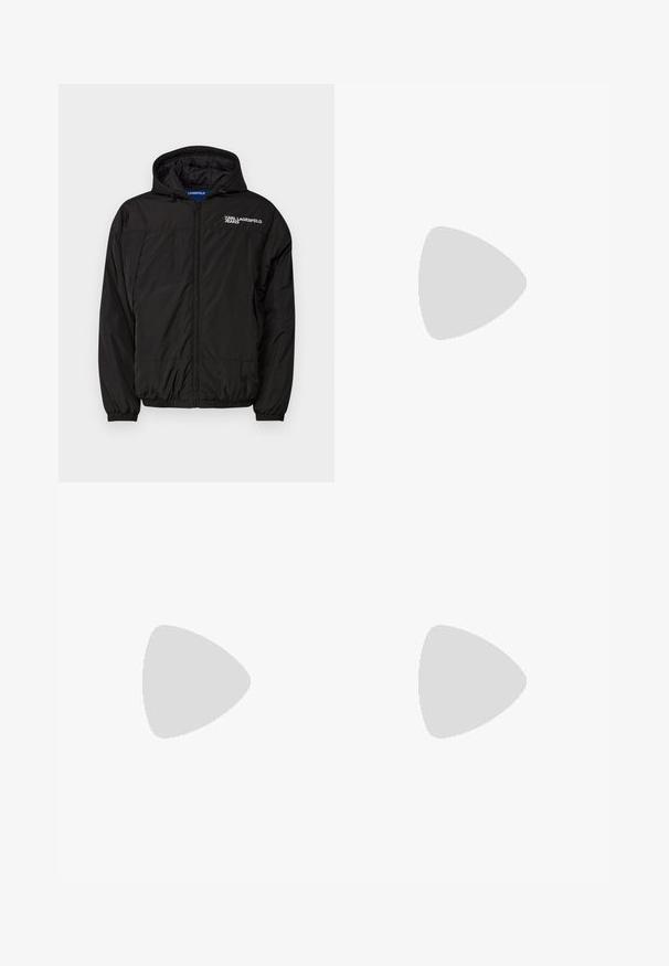 Zwarte capuchonjacket gemaakt van lichtgewicht materiaal met een rits aan de voorkant, elastische manchetten en een 'Karl Lagerfeld Jeans' logo op de borst.; Zwarte korte mouwen T-shirt van een gladde katoenmix, met een ronde halslijn en een minimalistisch ontwerp zonder patronen of accenten.; Zwarte denim broek met een rechte snit, voorzien van een standaard tailleband, vijf zakken en een knoopsluiting. Gladde textuur overal.; Zwarte leren sneaker met lage schacht, zwarte veters en off-white zool, weergegeven in zijprofiel op een witte achtergrond.