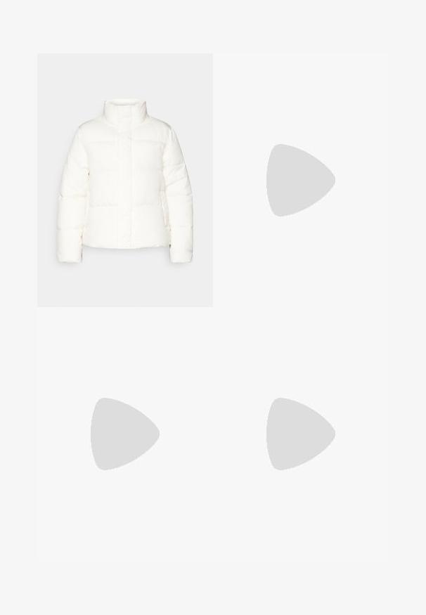 Witte pufferjack met een hoge kraag, voorzien van gestikte secties, een voorrits en licht opgezette mouwen. Gladde textuur.; Witte katoenen t-shirt met een ronde halslijn, korte mouwen en een afgeronde zoom. Gladde textuur zonder patronen of accenten.; Witte sportieve shorts met een elastische tailleband en verstelbaar trekkoord. Gemaakt van lichtgewicht materiaal, met zijzakken en een losse pasvorm.; Witte sportieve sneaker met een gebreide bovenkant, textuur op de zijkanten en een gevoerde witte zool. Voorzien van veters en een versterkte neus.