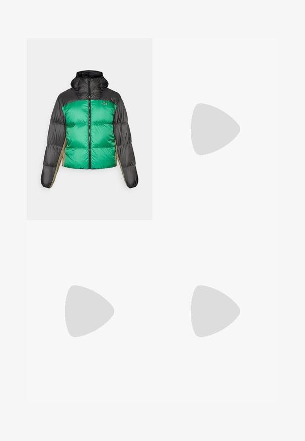 Casaco tipo puffer com frente verde, ombros pretos e painéis laterais bege. Tem um colarinho alto, fecho completo e textura almofadada.; T-shirt de algodão branco com um logotipo preto "CK" e o texto "Calvin Klein Jeans", com mangas curtas e um decote redondo clássico.; Jeans de ganga azul com um corte slim, cintura média, design de cinco bolsos, lavagem desbotada e leve desgaste na frente e nas costas.; Botas de caminhada pretas com um design em camadas, tecido texturizado e sola de borracha, com áreas reforçadas e atacadores na frente.
