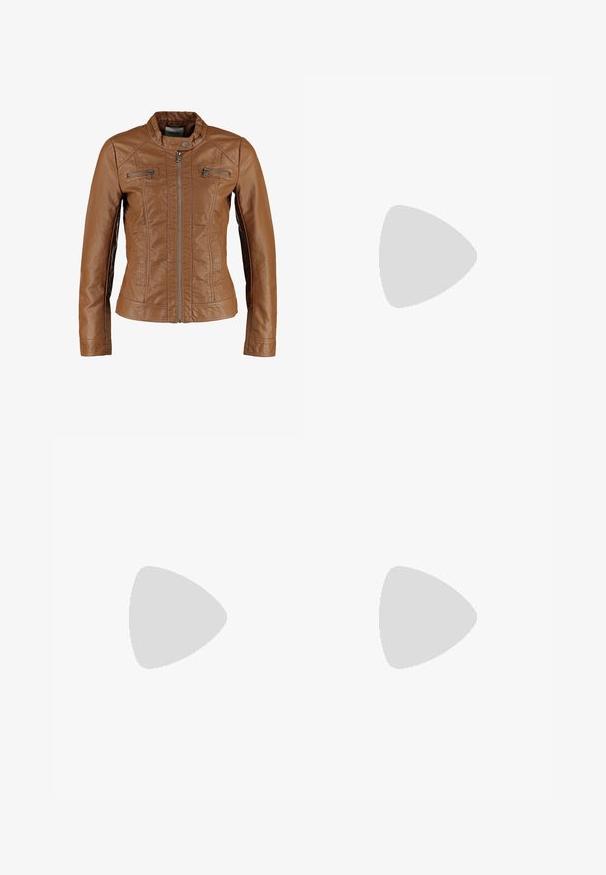 Smeđi kožni jakna s prilagođenim dizajnom, stojećim ovratnikom, prednjim zatvaračem na cipzarski i dva zakopčana džepa na prsima. Glatka tekstura, bez uzoraka.; Smeđi kratki rukav majica od mekog materijala, s okruglim izrezom i opuštenim krojem. Nema vidljivih uzoraka ili naglasaka.; Smeđe hlače širokog kroja s glatkom teksturom, koje imaju visok struk i nabore sprijeda. Tkanina je lagana i slobodno se kreće.; Smeđe zamšaste sandale s visokim potpeticama, otvorenim prstima, podesivom trakicom oko gležnja i prugastom platformom.