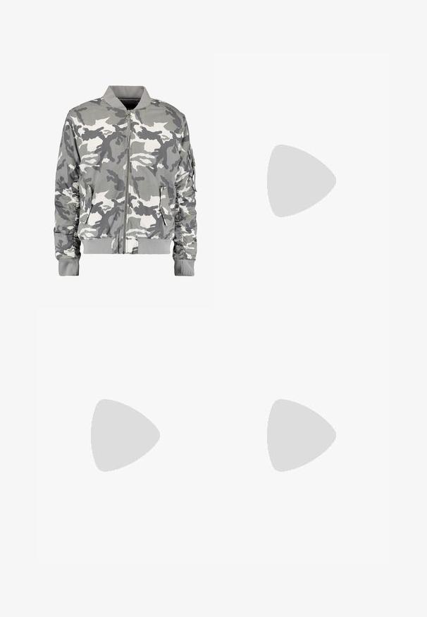 Chaqueta bomber de camuflaje en tonos de gris y blanco, con cierre de cremallera en la parte delantera, cuello acanalado y bolsillos laterales con detalles de manga fruncidos.; Suéter crema de punto trenzado con mangas largas y escote redondo. Presenta puños y dobladillo acanalados, con un pequeño logo bordado en el pecho.; Jeans ajustados en denim gris desgastado, con detalles desgastados en las rodillas, combinados con zapatillas blancas. Textura suave, diseño de corte slim.; Zapatillas de cuero blanco con perforaciones, punta redonda, suela plana y cordones gruesos, con un logo de swoosh visible y "AIR" en el talón.
