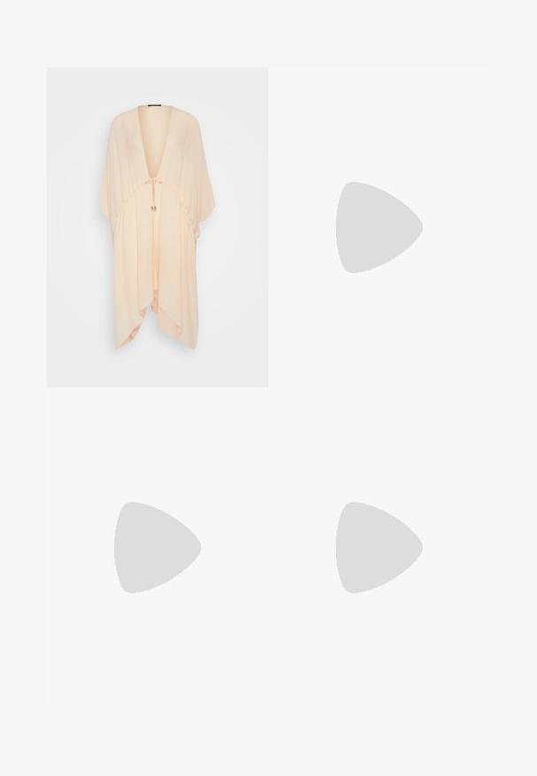 Návrh v broskyňovej farbe, kimono štýlu, ľahký materiál, výstrih do V, nastaviteľný pás, splývavé rukávy, hladká textúra a voľný strih.; Na obrázku sú zobrazené dve topy na ramienka: jeden čierny a jeden biely. Obe majú tenké ramienka a priliehavý dizajn vyrobený z hladkej, elastickej tkaniny.; Čierne nohavice so strihom rovného strihu, s prednými vreckami a bočnými rozparkami na leme. Vyrobené z mäkkej, hladkej tkaniny. Vhodné na rôzne príležitosti.; Čierne lakované sandále na podpätku so štvorcovou špičkou, navlečenými remienkami okolo členku a striebornými prackami. Disponujú masívnym blokovým podpätkom pre stabilitu.