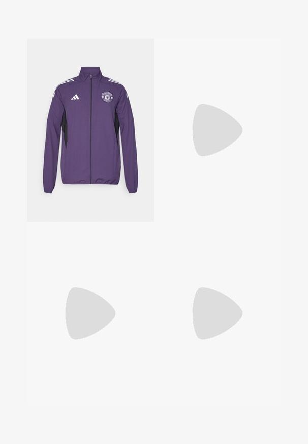 Lila Zip-Jacke aus leichtem Material, mit schwarzen Seitenpanelen, weißen adidas-Streifen und einem Manchester United-Logo auf der Brust.; Weißes Sporthemd mit kurzen Ärmeln und schwarzen sowie lila Seitenelementen, versehen mit dem Manchester United-Logo und drei schwarzen Streifen auf den Schultern.; Schwarze Sporthose mit elastischem Bund, gesticktem Logo auf dem Oberschenkel und weißen Streifen an den Seiten.; Weiße Sportschuhe mit einem strukturierten Mesh-Obermaterial, einer stützenden gepolsterten Sohle und einem drei Streifen-Design an der Seite.