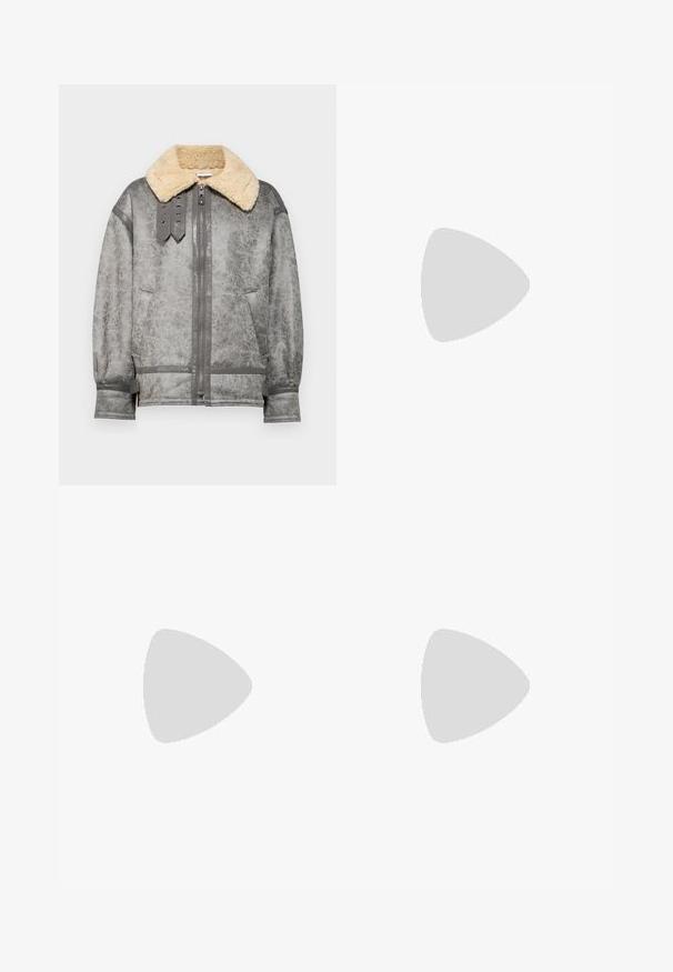 BDG Urban Outfitters STEVIE szary; Czarna koszulka z krótkim rękawem wykonana z bawełny. Posiada okrągły dekolt i luźny krój z gładką, jednolitą teksturą. Brak widocznych wzorów lub akcentów.; Czarne spodnie o prostym kroju, z przednimi kieszeniami i bocznymi rozcięciami na dole. Wykonane z miękkiego, gładkiego materiału. Odpowiednie na różne okazje.; Czarne lakierowane półbuty na obcasie z wydłużonym noskiem i geometrycznym słupkiem. Charakteryzują się eleganckim, minimalistycznym designem oraz gładką fakturą.