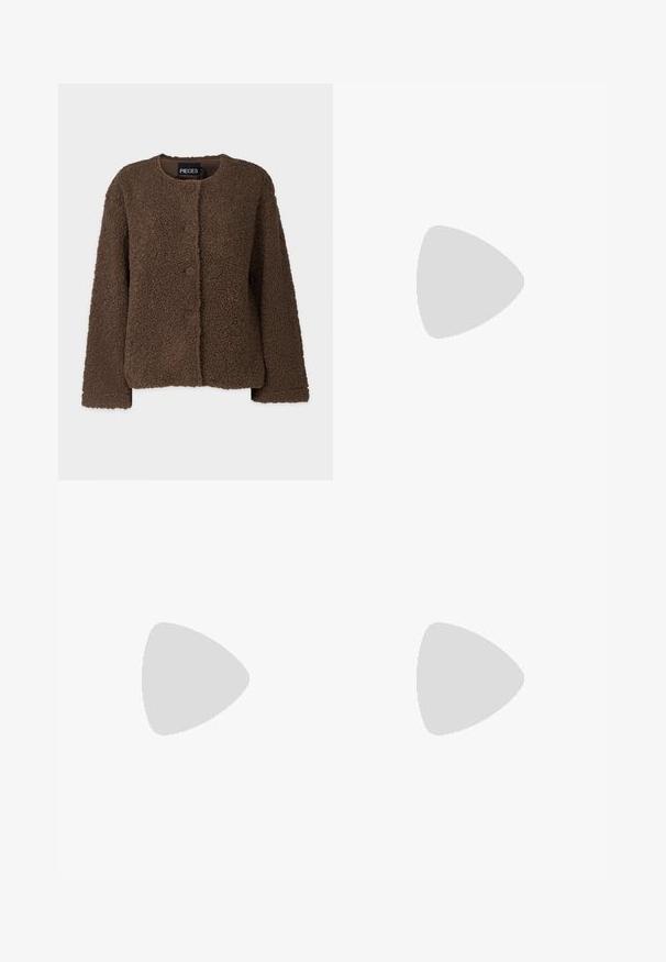 Giacca in fleece marrone, testurizzata, con maniche lunghe e scollo rotondo. Presenta cinque bottoni marroni sul davanti. Materiale morbido e soffice.; Maglietta a maniche corte marrone realizzata in tessuto morbido, con scollatura rotonda e vestibilità rilassata. Nessun motivo o dettaglio visibile.; Pantaloni a gamba larga marroni con una texture liscia, dotati di una cintura nera in vita e tasche laterali. Design sartoriale e vestibilità rilassata.; Sandal in camoscio marrone con tacco alto, punta aperta, cinturino alla caviglia regolabile e suola a piattaforma striata.