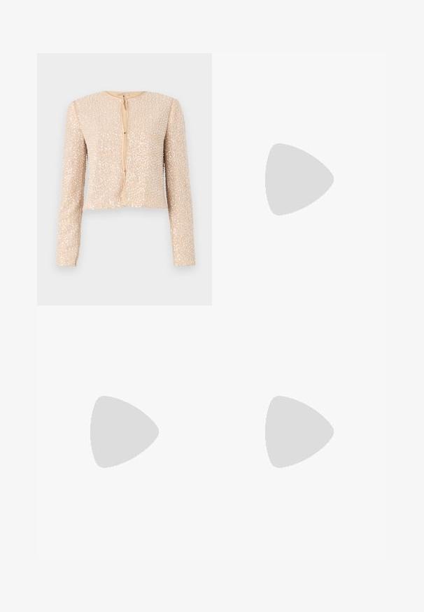 Giacca beige cropped con maniche lunghe, coperta di paillettes, caratterizzata da un colletto rotondo e chiusura frontale con bottoni. Fodera interna liscia.; Maglietta bianca oversize con maniche corte a raglan, realizzata in tessuto morbido. Presenta un logo discreto sul petto e un collo rotondo.; Pantaloni neri a gamba larga realizzati in cotone, con vita alta, ampie tasche laterali e vita con cintura arricchita da dettagli in metallo argentato.; Sandal con tacco alto bianco con cinturino testurizzato e strass, design aperto sulla punta e cinturino alla caviglia con fibbia regolabile.