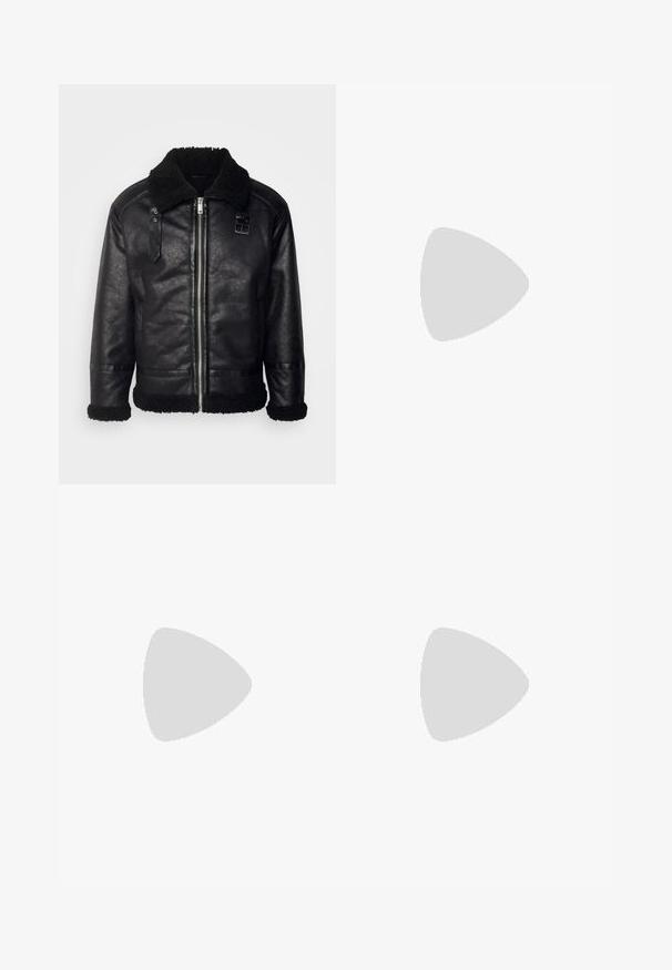Lindbergh FAUX SHEARLING JACKET - Jakna iz umetnega usnja - black; Dve majice s kratkimi rokavi: ena enobarvna črna, druga bela z črnimi navpičnimi črtami. Obe imata gumbaste zapenke in klasičen ovratnik.; Svetlo sivi traper hlače s ravnim krojem, pet žepov in gumbom za zapiranje. Vidno šivanje ob šivih.; Črne usnjene loafers čevlje z zaobljenim nosom, ki imajo šivano zasnovo, nizko platformo in teksturiran, profiliran gumijast podplat.
