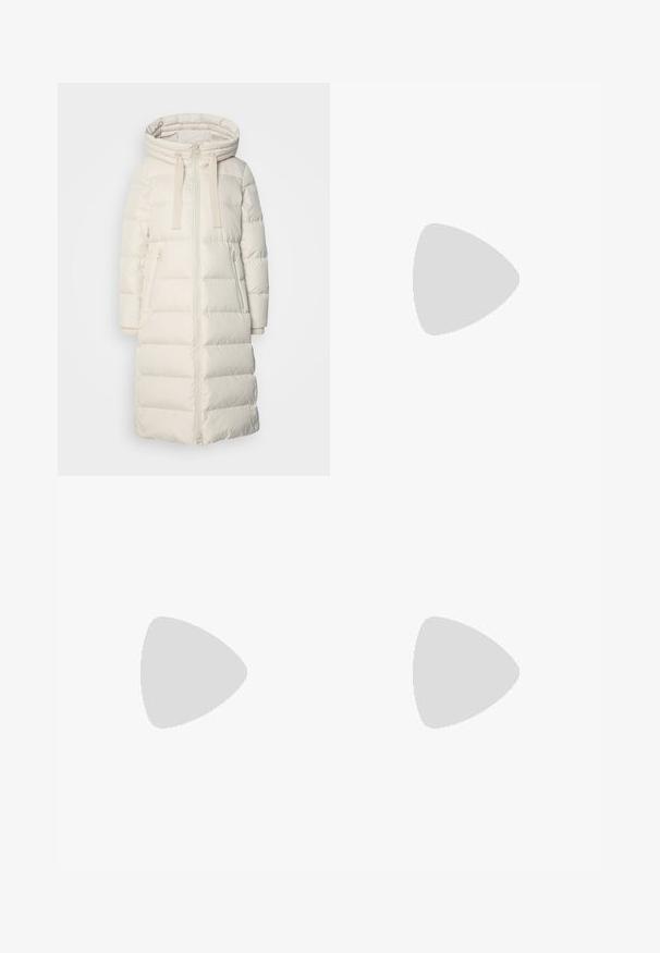 Marc O'Polo LONG COAT FEMININE SHAPE WITH HOOD - Untuvatakki - stony sand; Stradivarius FITTED WITH GATHERING  - T-paita - white; Valkoiset leveälahkeiset housut kevyestä kankaasta. Ominaisuuksiin kuuluu elastinen vyötärö, jossa on nauhakuuluma ja sivutaskut. Sileä rakenne.; Beige nahkasaapas nilkkamallia, jossa on lohkarekorko ja alusta, sileä pinta ja hieman neliömäinen kärki, käänteessä vasemmalle valkoista taustaa vasten.