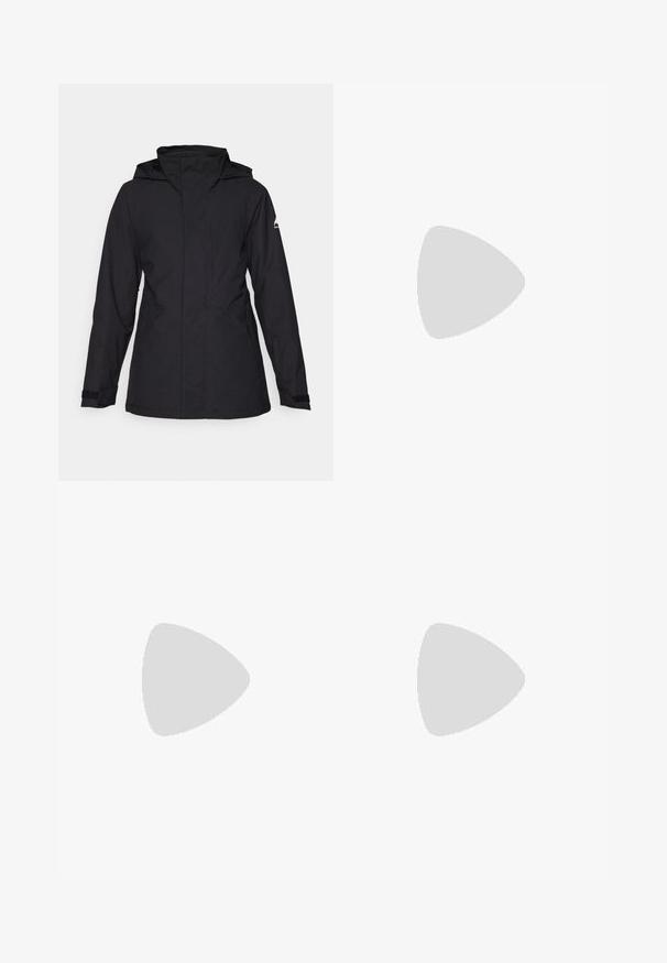 Burton JET RIDGE  - Giacca da snowboard - true black; T-shirt nera in cotone con maniche corte, scollatura rotonda e vestibilità comoda. Design semplice senza motivi o decorazioni.; Pantaloni a gamba larga in tessuto grigio scuro, dotati di chiusura con bottone, pieghe frontali e passanti per cintura. Texture liscia con un design su misura.; Le scarpe platform nere presentano un bordo peloso bianco, una punta arrotondata e una fascia con un bottone metallico. Indossate con pantaloni neri su un pavimento di legno.
